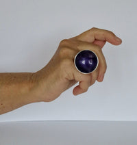 Embla Smykker Ring Mellomlilla Embla Smykker- Boble ring gigant- i forskjellige farger (34mm i diam) kunstkolonialen