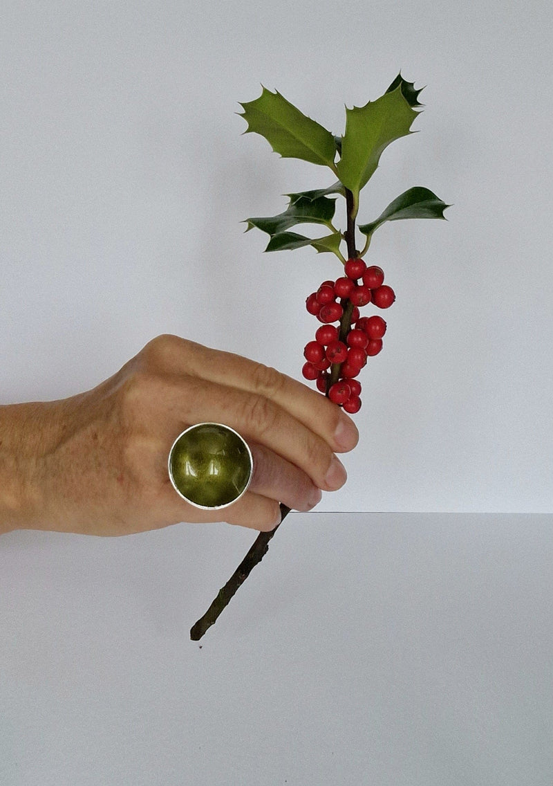 Embla Smykker Ring Mørk oliven Embla Smykker- Boble ring gigant- i forskjellige farger (34mm i diam) kunstkolonialen