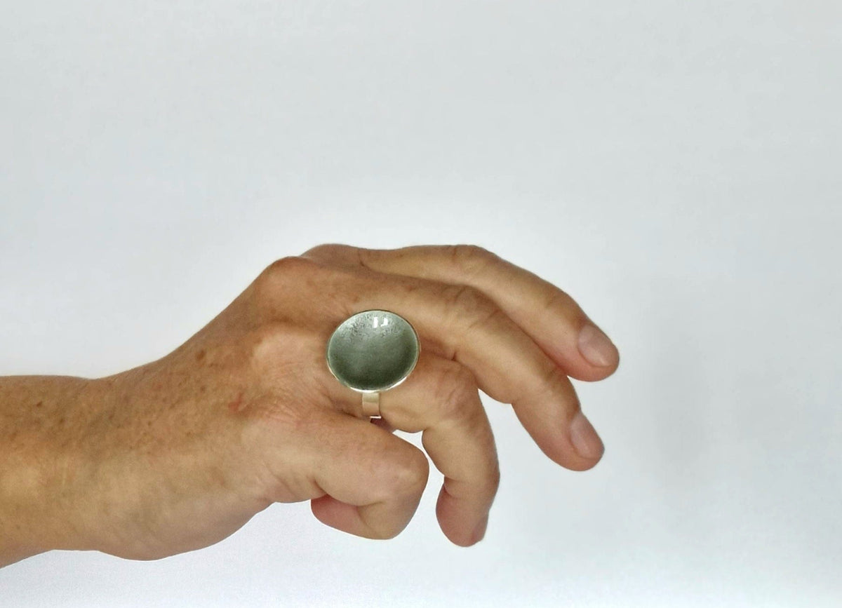 Embla Smykker Ring Nygrå Embla Smykker- Boble ring stor- i forskjellige farger (23mm i diam) kunstkolonialen
