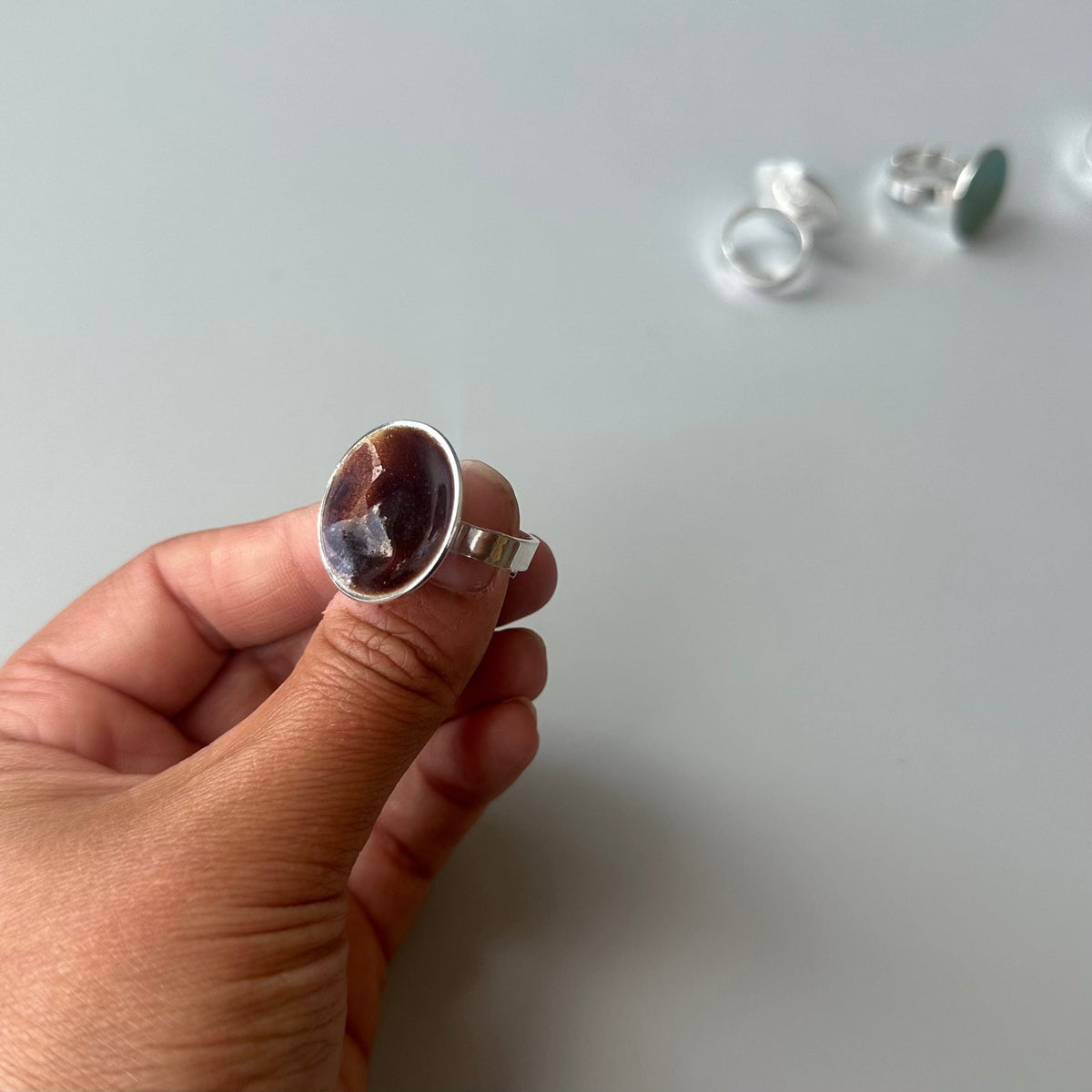 Embla Smykker Ring Sjokolade Embla Smykker- Boble ring stor- i forskjellige farger (23mm i diam) kunstkolonialen
