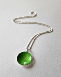 Embla Smykker Smykker Eplegrønn Embla Smykker- Boble anheng, 24 mm i diam, med sølvkjede i 50 cm* kunstkolonialen
