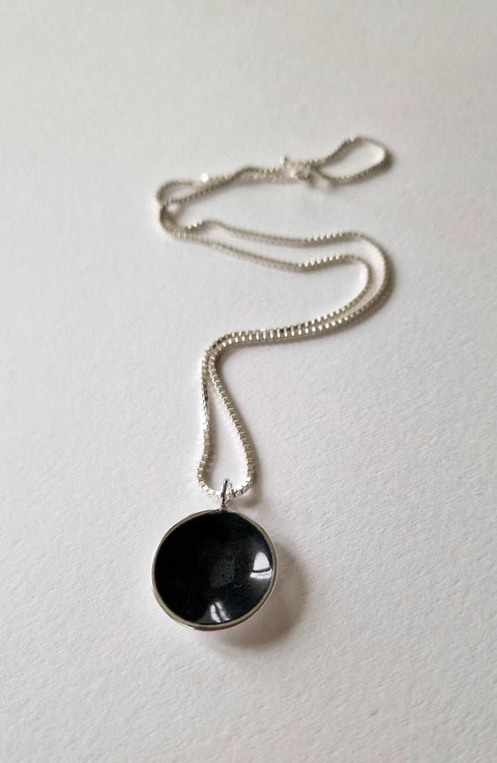 Embla Smykker Smykker Sort Embla Smykker- Boble anheng, 24 mm i diam, med sølvkjede i 50 cm* kunstkolonialen