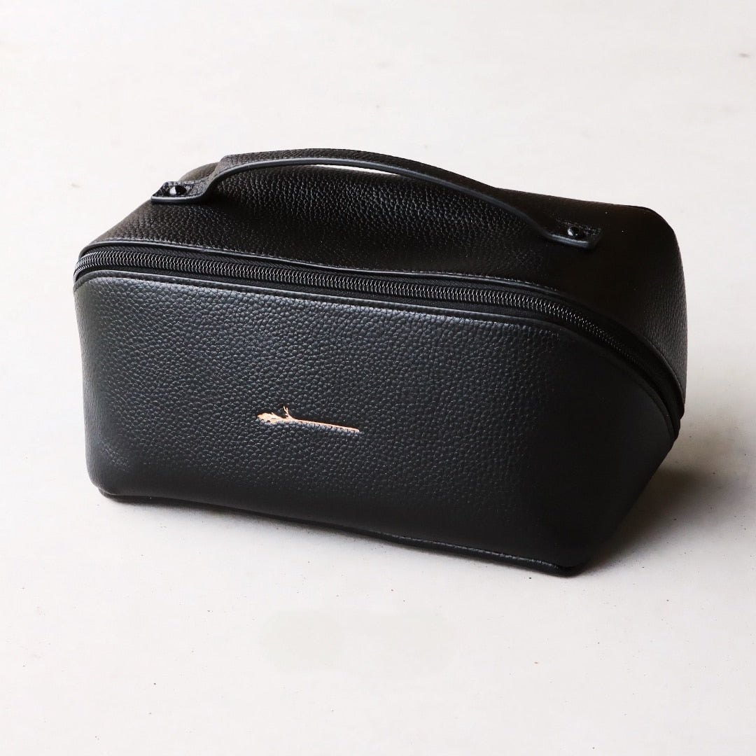 FRID Cosmetics Toalettmappe Black FRID Cosmetics- Toalettmappe med 3 rom kunstkolonialen