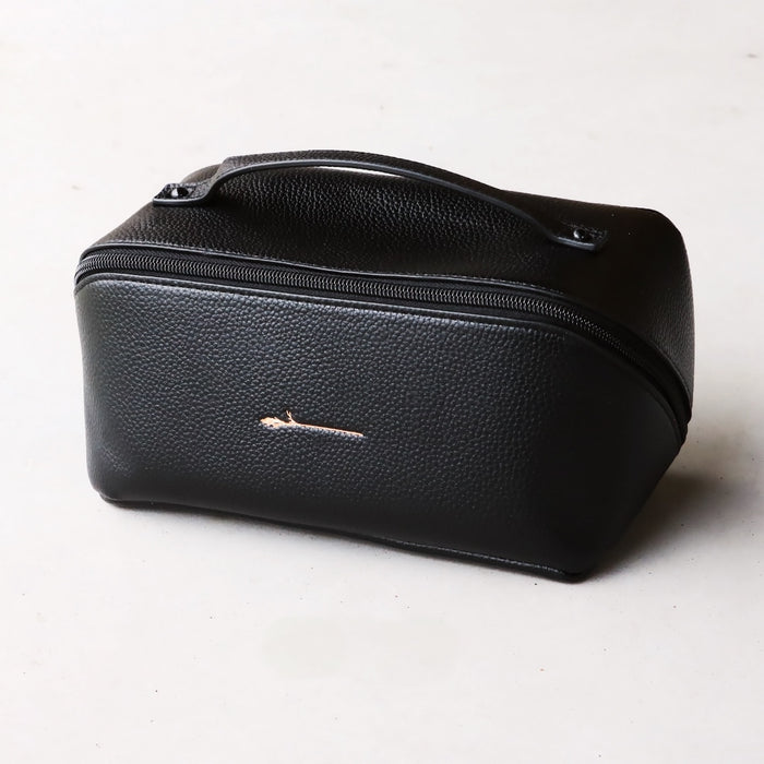 FRID Cosmetics Toalettmappe Black FRID Cosmetics- Toalettmappe med 3 rom kunstkolonialen