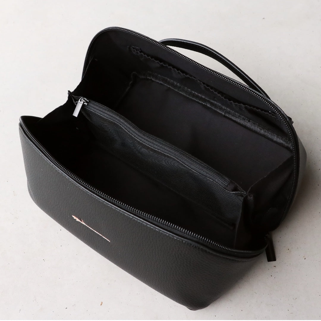 FRID Cosmetics Toalettmappe Black FRID Cosmetics- Toalettmappe med 3 rom kunstkolonialen