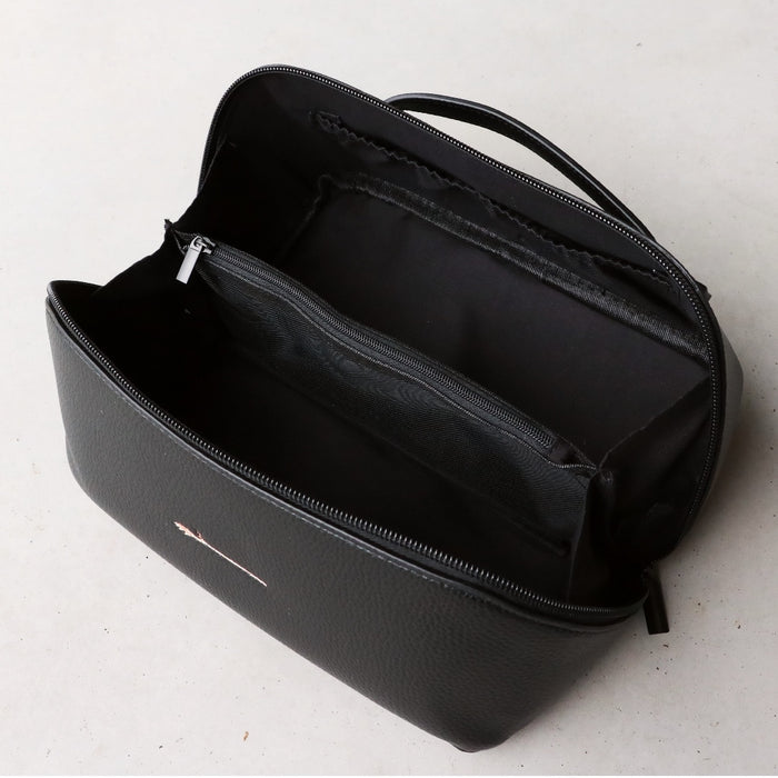 FRID Cosmetics Toalettmappe Black FRID Cosmetics- Toalettmappe med 3 rom kunstkolonialen
