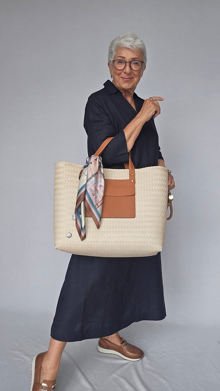Handed By Vesker Sienna Handed By- Percey Shopper kunstkolonialen