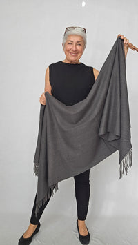 Kvitfjell Handbags Skjerf Dark grey Kvitfjell- Cashmereskjerf i mange fine farger kunstkolonialen