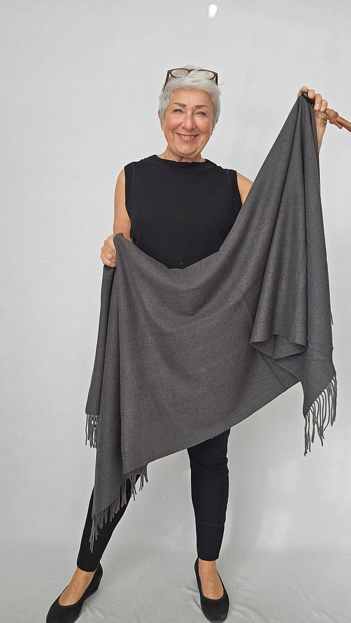 Kvitfjell Handbags Skjerf Dark grey Kvitfjell- Cashmereskjerf i mange fine farger kunstkolonialen