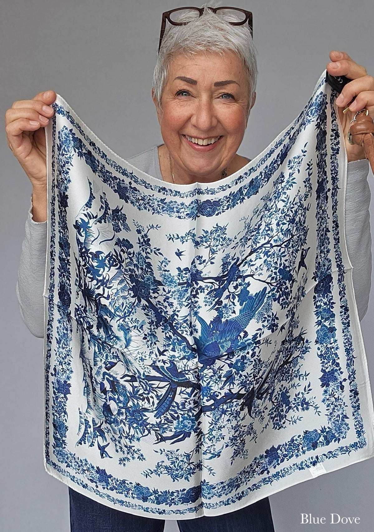 Leas Verden Skjerf Blue Dove Leas Verden- Silkeskjerf 53 x 53 cm kunstkolonialen