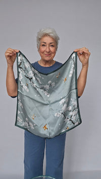 Leas Verden Skjerf Cornelia grønt Leas Verden- Silkeskjerf 53 x 53 cm kunstkolonialen