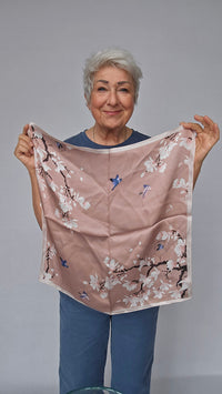 Leas Verden Skjerf Cornelia Leas Verden- Silkeskjerf 53 x 53 cm kunstkolonialen