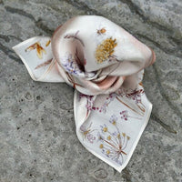 Leas Verden Skjerf Fiorella peach Leas Verden- Silkeskjerf 53 x 53 cm kunstkolonialen