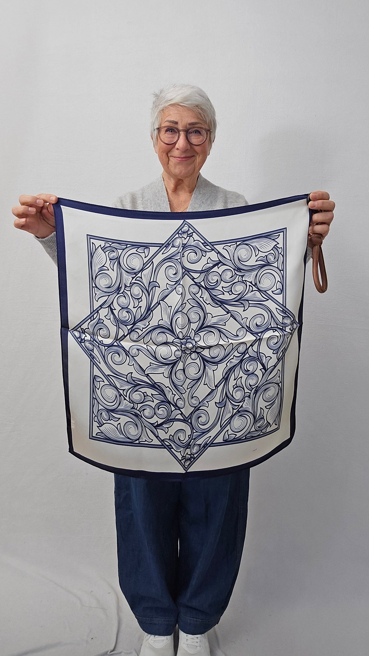 Leas Verden Skjerf Leas Verden- Silkeskjerf 53 x 53 cm kunstkolonialen