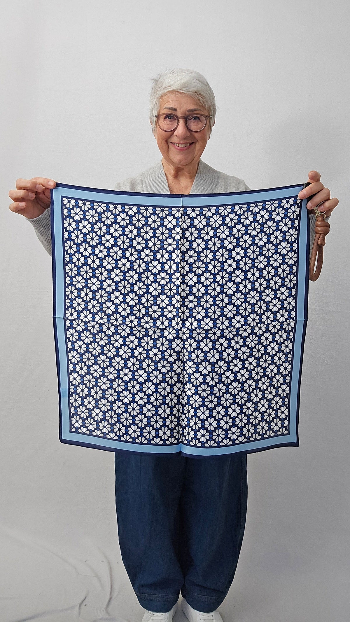 Leas Verden Skjerf Leas Verden- Silkeskjerf 53 x 53 cm kunstkolonialen