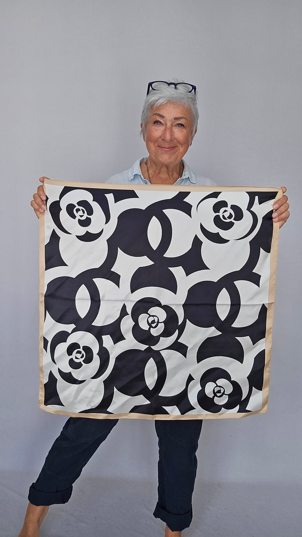 Leas Verden Skjerf Leas Verden- Stort silkeskjerf 65 x 65 cm kunstkolonialen
