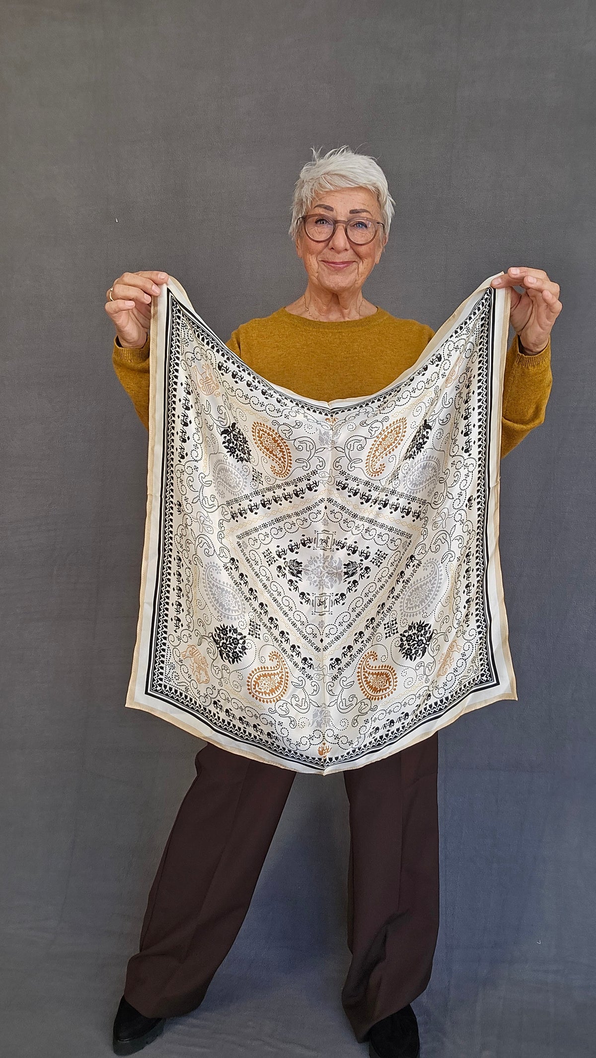 Leas Verden Skjerf Leas Verden- Stort silkeskjerf 65 x 65 cm kunstkolonialen