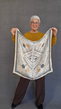 Leas Verden Skjerf Leas Verden- Stort silkeskjerf 65 x 65 cm kunstkolonialen