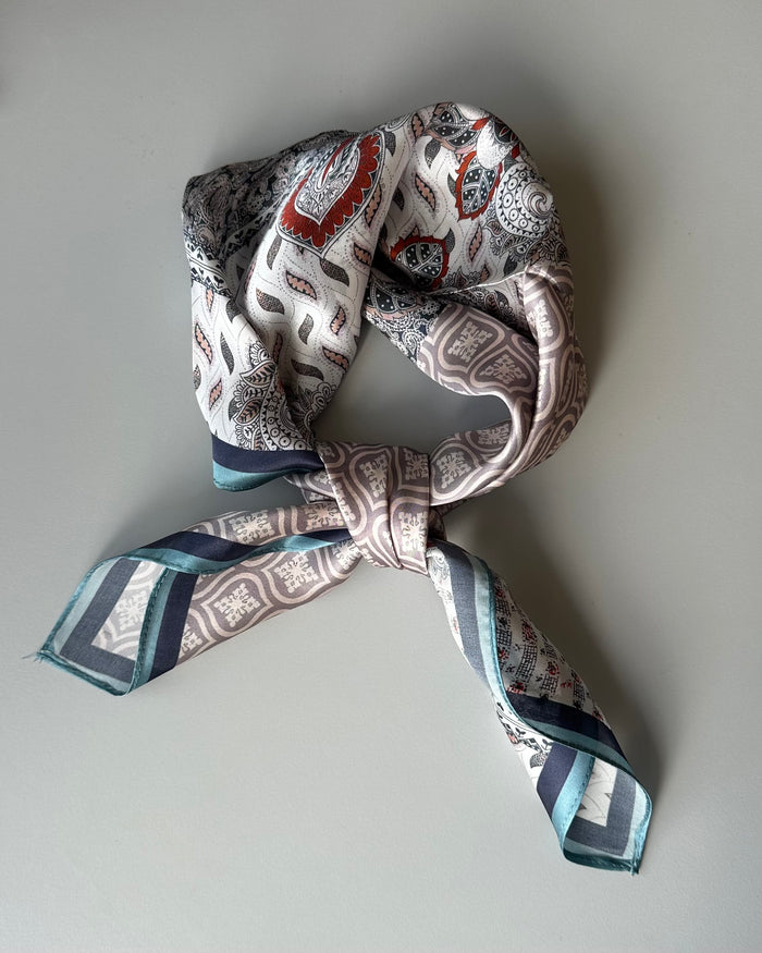Leas Verden Skjerf Music Leas Verden- Stort silkeskjerf 66 x 66 cm kunstkolonialen
