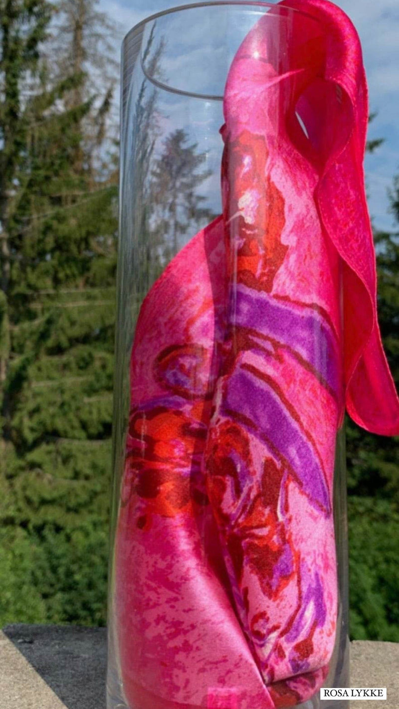 Leas Verden Skjerf Rosa lykke Leas Verden- Silkeskjerf 50 x 50 cm i glade farger! kunstkolonialen