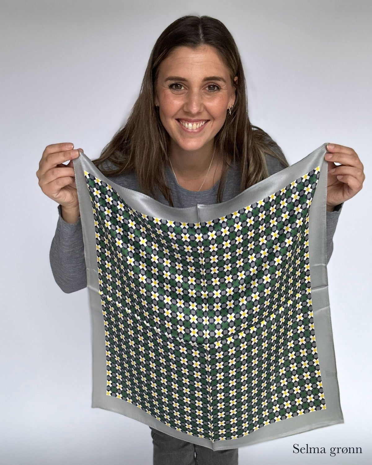 Leas Verden Skjerf Selma grønn Leas Verden- Silkeskjerf 53 x 53 cm kunstkolonialen