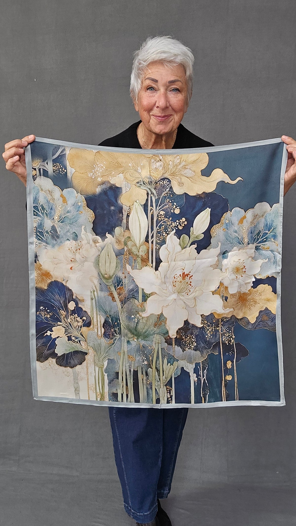 Leas Verden Skjerf Treasure Leas Verden- Stort silkeskjerf 65 x 65 cm kunstkolonialen