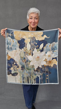 Leas Verden Skjerf Treasure Leas Verden- Stort silkeskjerf 65 x 65 cm kunstkolonialen