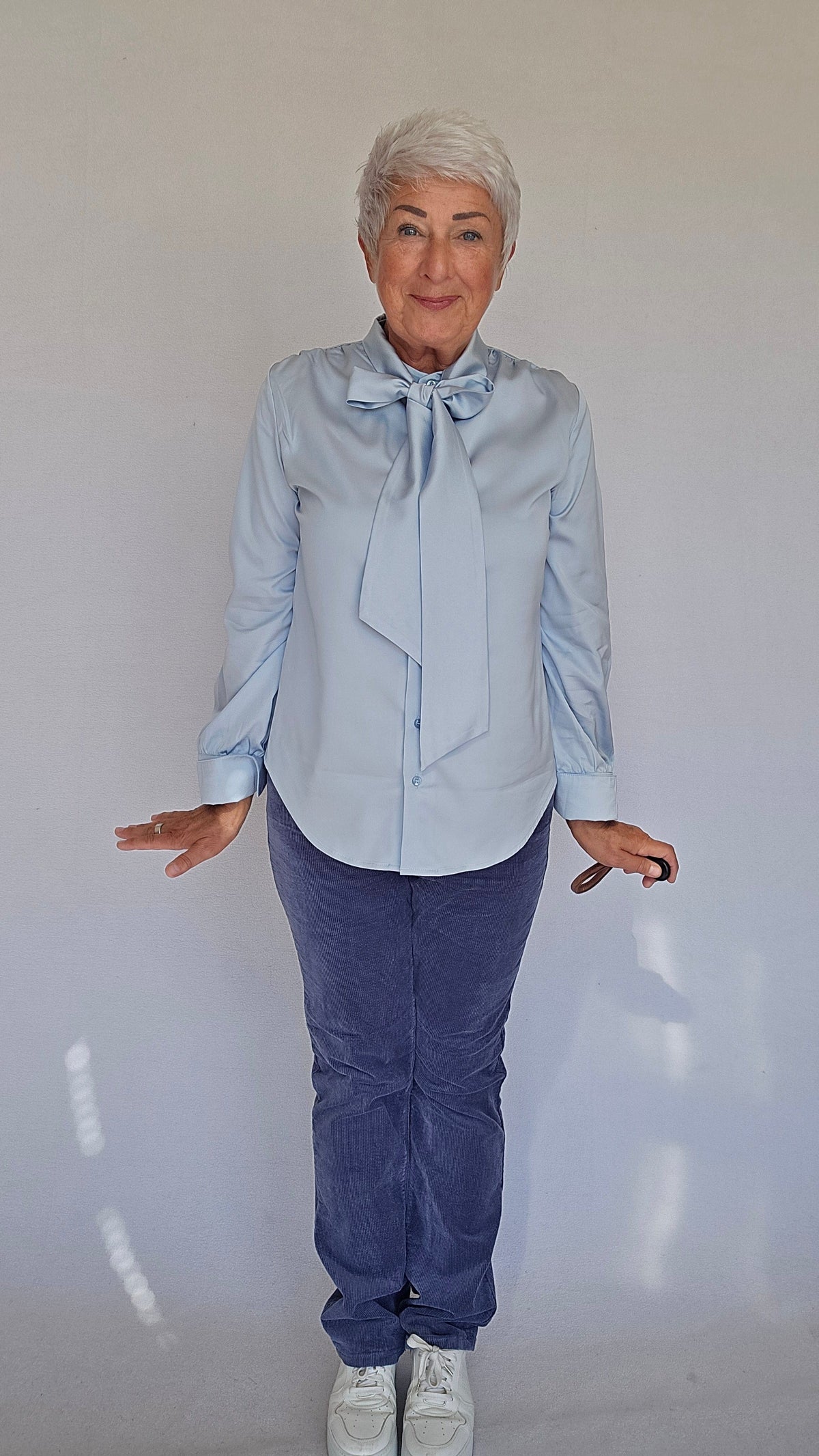 Lundgaard Bluse 34 Lundgaard- Penbluse med sløyfe og stretch kunstkolonialen