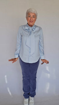 Lundgaard Bluse 34 Lundgaard- Penbluse med sløyfe og stretch kunstkolonialen