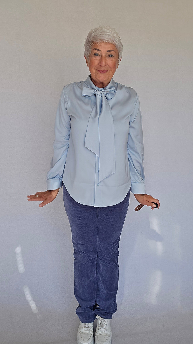 Lundgaard Bluse 34 Lundgaard- Penbluse med sløyfe og stretch kunstkolonialen