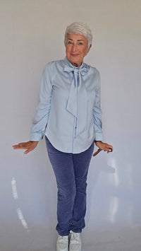 Lundgaard Bluse Lundgaard- Penbluse med sløyfe og stretch kunstkolonialen