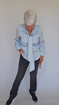 Lundgaard Bluse Lundgaard- Penbluse med sløyfe og stretch kunstkolonialen