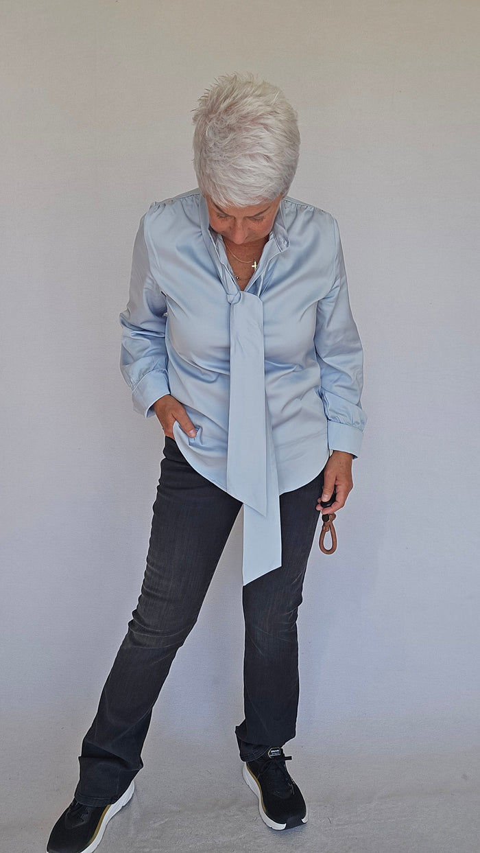 Lundgaard Bluse Lundgaard- Penbluse med sløyfe og stretch kunstkolonialen