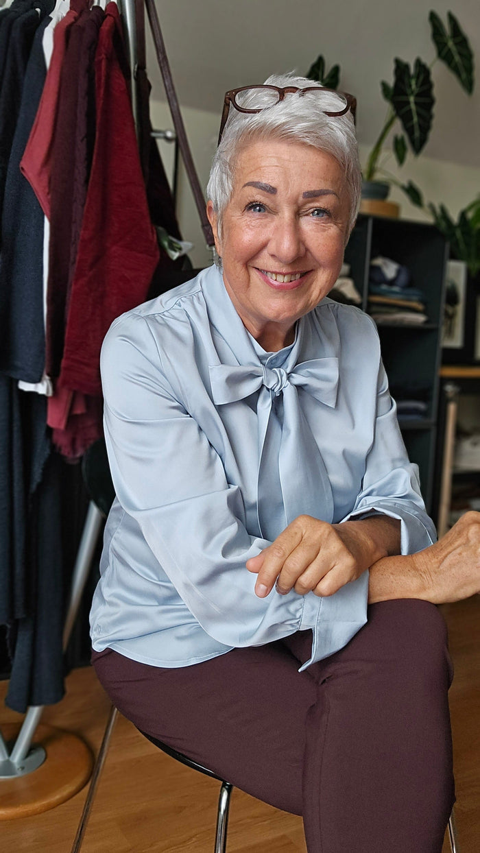 Lundgaard Bluse Lundgaard- Penbluse med sløyfe og stretch kunstkolonialen