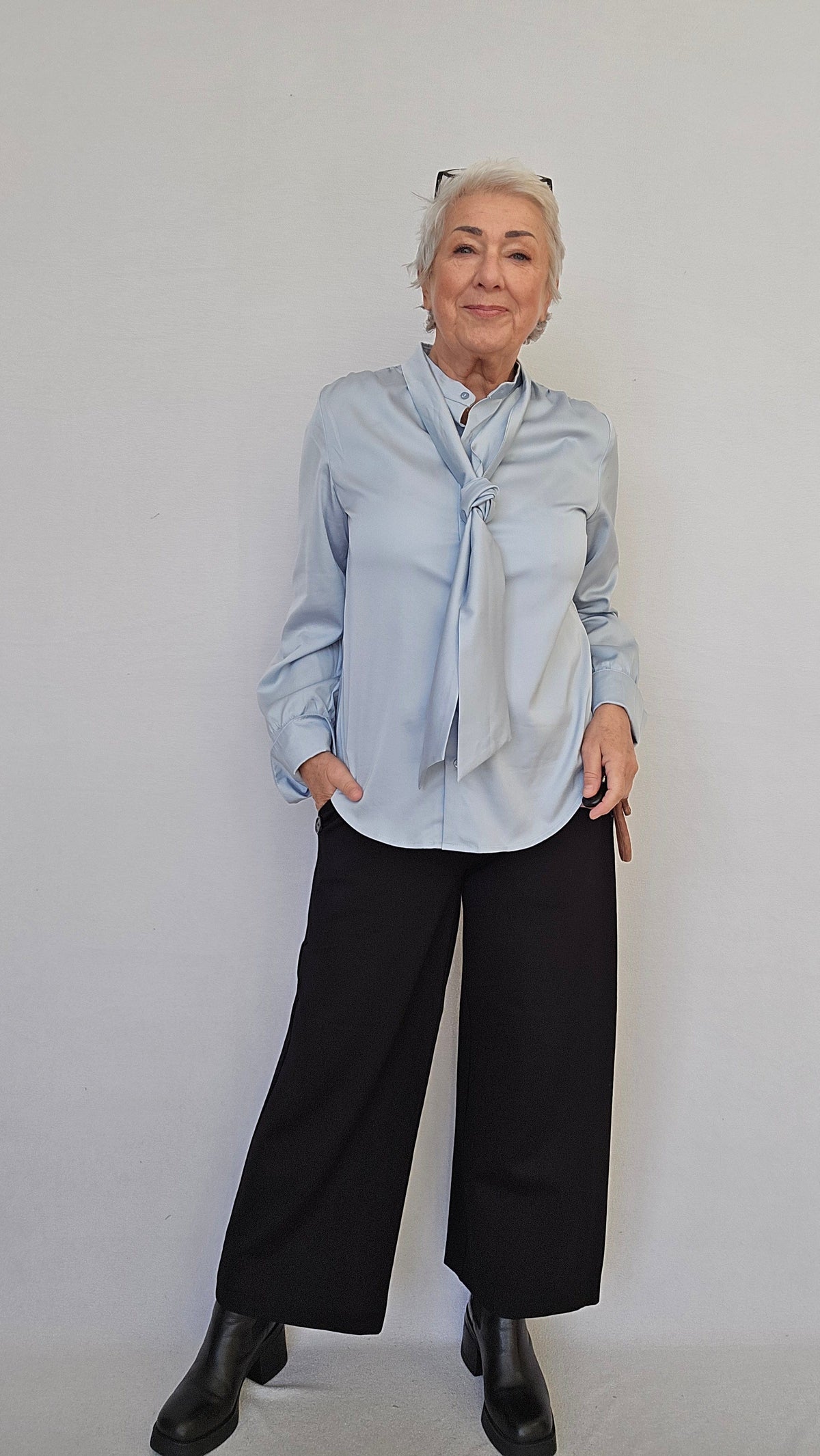 Lundgaard Bluse Lundgaard- Penbluse med sløyfe og stretch kunstkolonialen