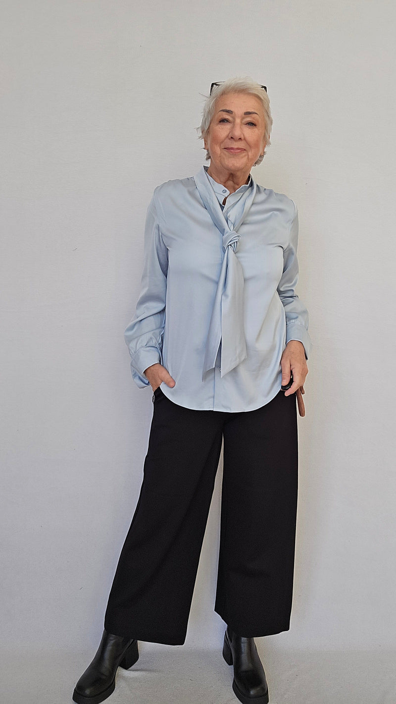 Lundgaard Bluse Lundgaard- Penbluse med sløyfe og stretch kunstkolonialen