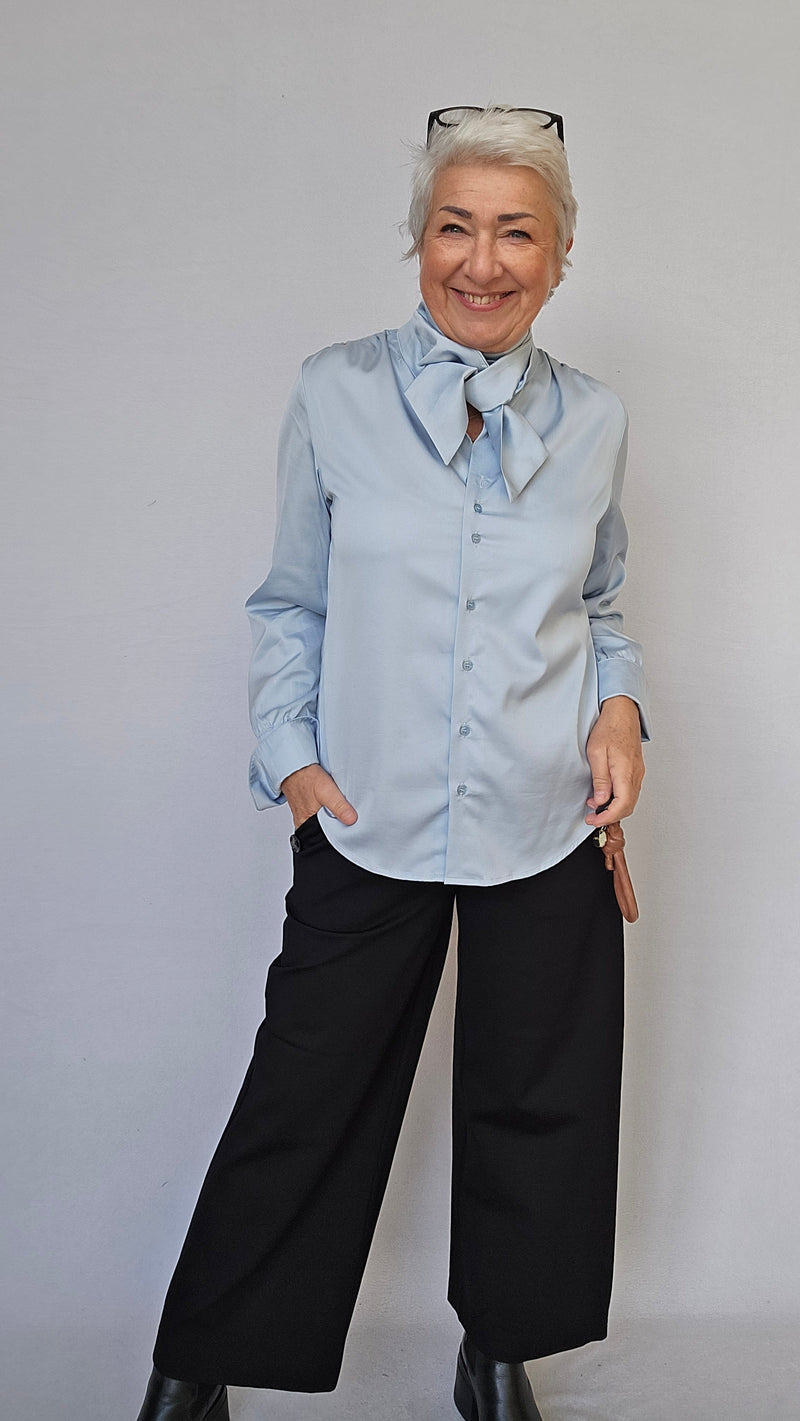 Lundgaard Bluse Lundgaard- Penbluse med sløyfe og stretch kunstkolonialen