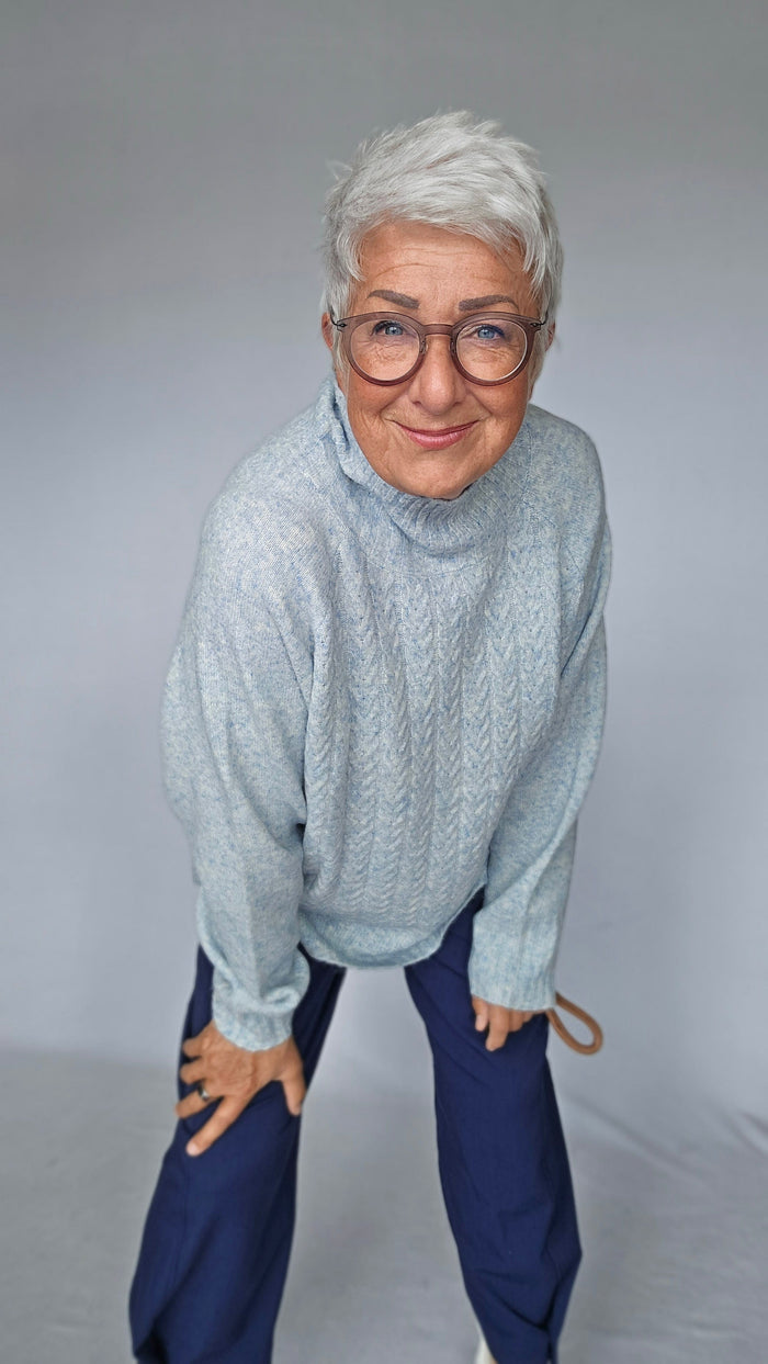 Lundgaard Genser S / Light blue Lundgaard- Genser m/høy hals kabelstrikk kunstkolonialen