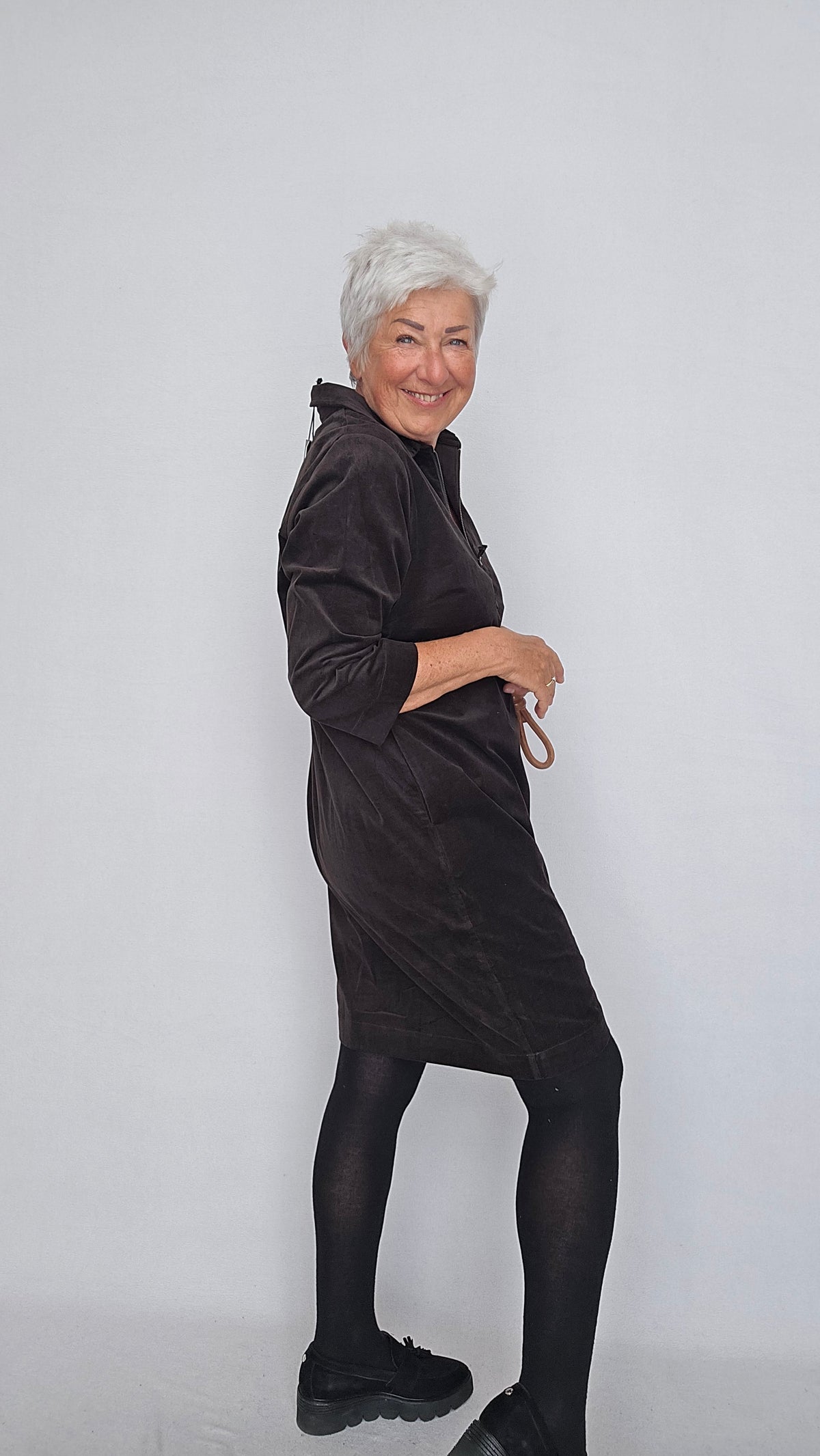 Lundgaard Kjole Lundgaard- Kjole i kordfløyel m/krage og glidelås kunstkolonialen
