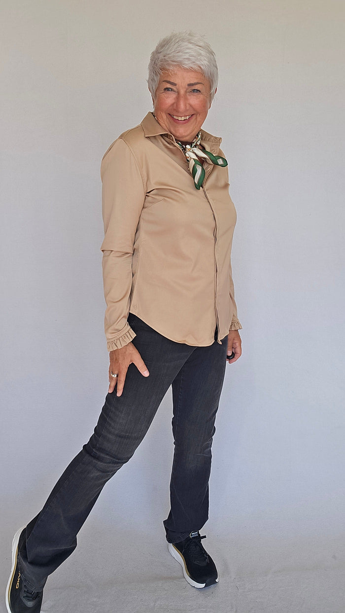 Lundgaard skjorte Camel / 34 Lundgaard- Pen bluse med god stretch,og rysjer på mansjetten kunstkolonialen