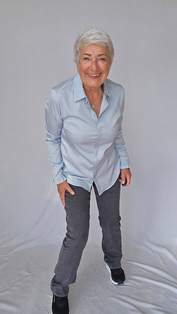 Lundgaard skjorte Lyseblå / 34 Lundgaard- Pen bluse med god stretch,og rysjer på mansjetten kunstkolonialen