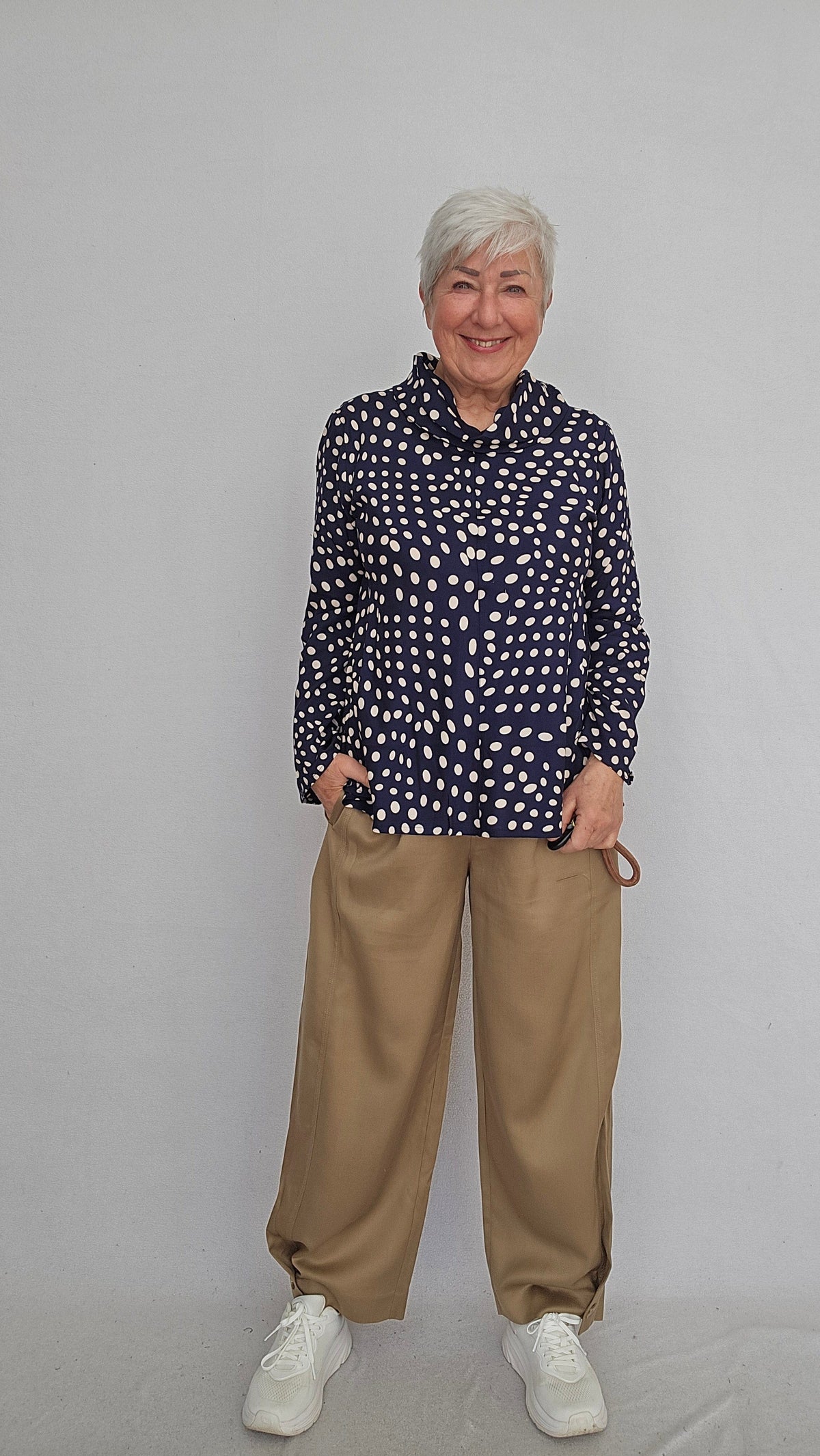 Masai Bluse M / Navy Blazer MASAI- Dovielle prikkete bluse m/hals kunstkolonialen