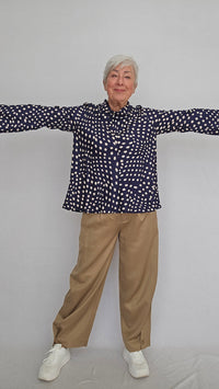 Masai Bluse MASAI- Dovielle prikkete bluse m/hals kunstkolonialen