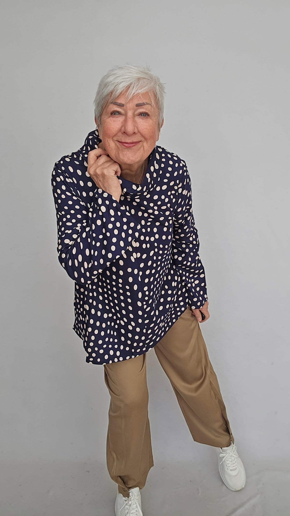 Masai Bluse MASAI- Dovielle prikkete bluse m/hals kunstkolonialen