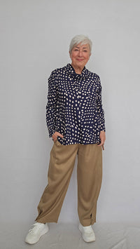 Masai Bluse S / Navy Blazer MASAI- Dovielle prikkete bluse m/hals kunstkolonialen