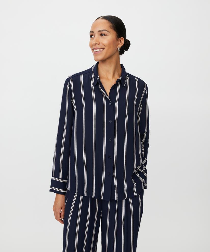 Masai Bluse S / Navy Blazer MASAI- Irvela bluse m/striper kunstkolonialen