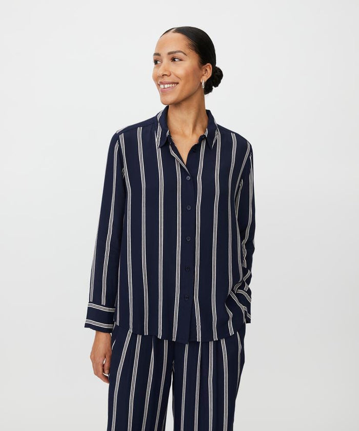 Masai Bluse S / Navy Blazer MASAI- Irvela bluse m/striper kunstkolonialen