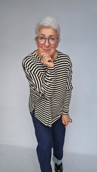 Masai Genser Masai- Barr Stripete sort/beige oversize genser kunstkolonialen