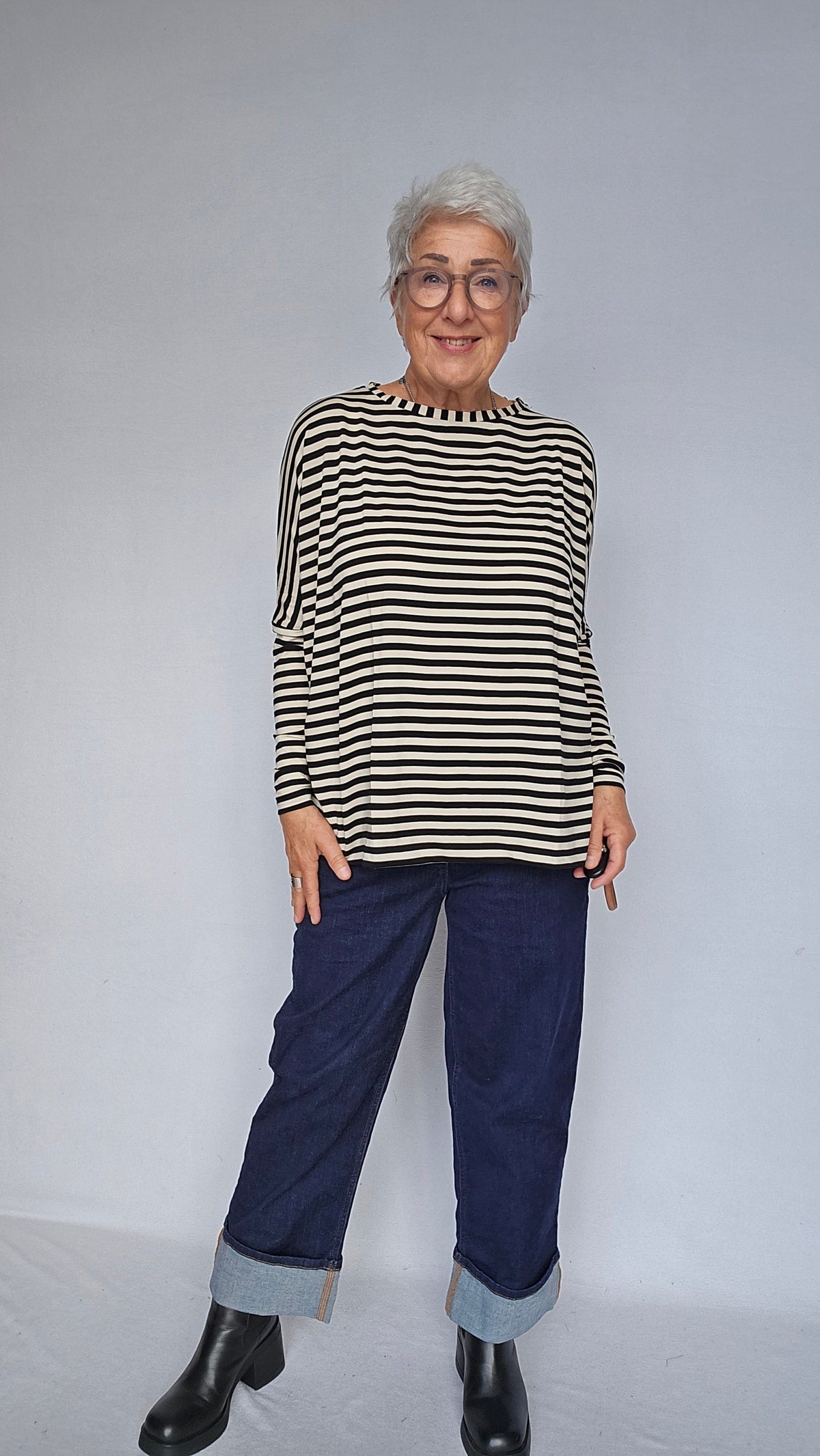 Masai Genser Masai- Barr Stripete sort/beige oversize genser kunstkolonialen