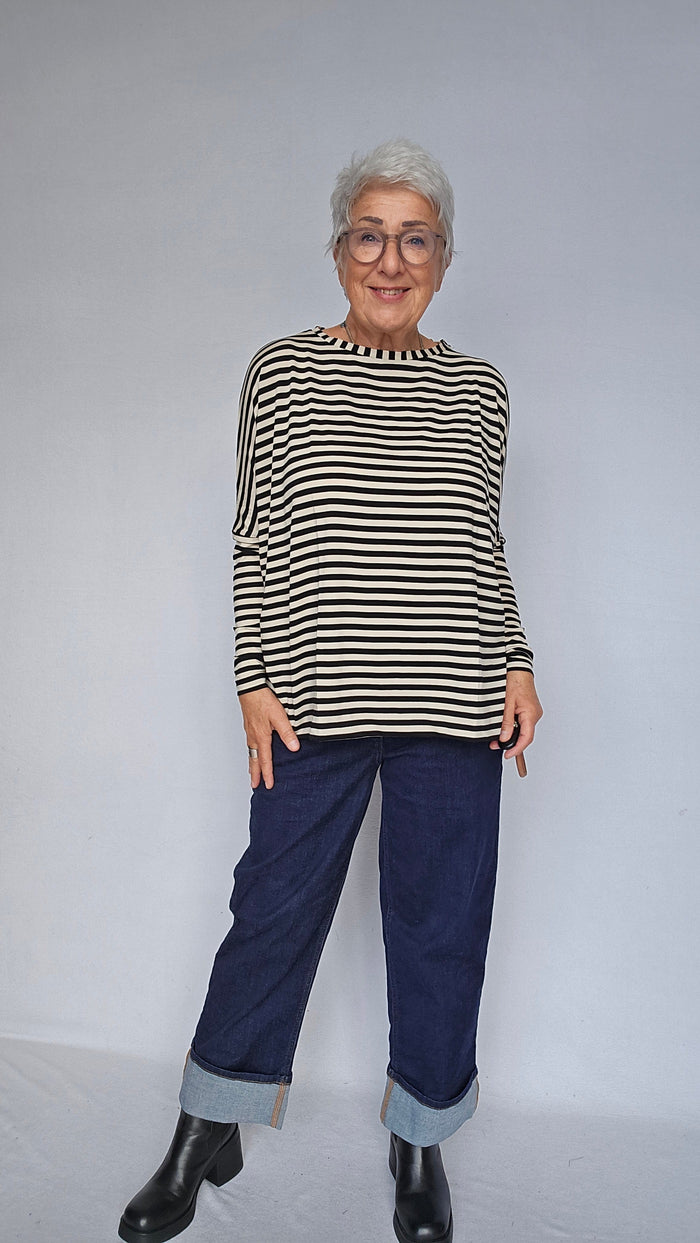 Masai Genser Masai- Barr Stripete sort/beige oversize genser kunstkolonialen